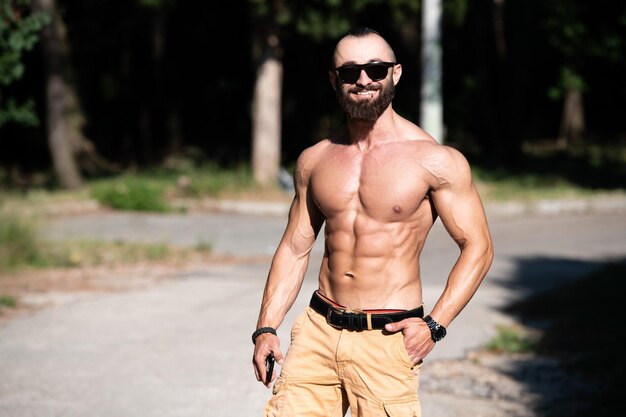 Portrait d'homme musclé debout fort à l'extérieur