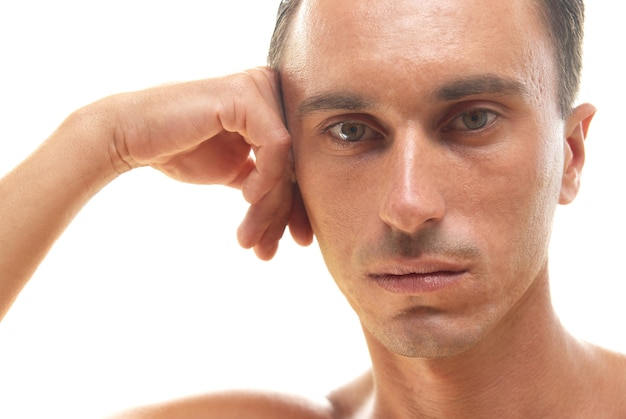 Portrait d'homme musclé isolé sur blanc