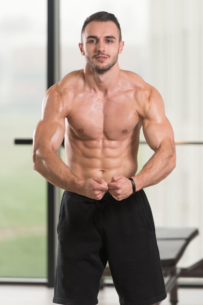 Portrait d'un homme musclé de remise en forme