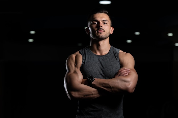 Portrait d'un homme musclé de remise en forme