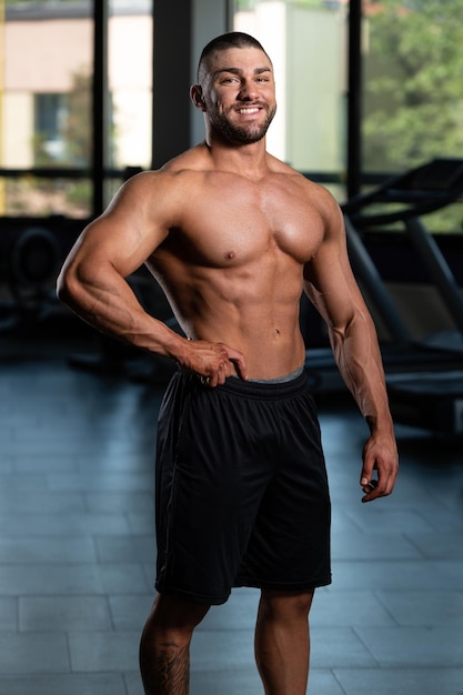 Portrait d'un homme musclé de remise en forme