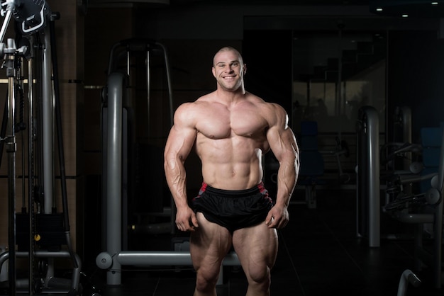 Portrait d'un homme musclé de remise en forme