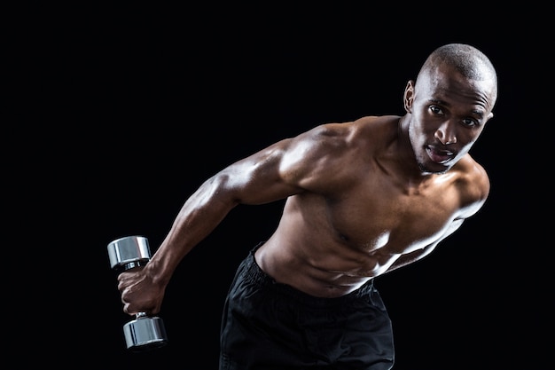 Portrait d&#39;un homme musclé se pliant pendant l&#39;exercice