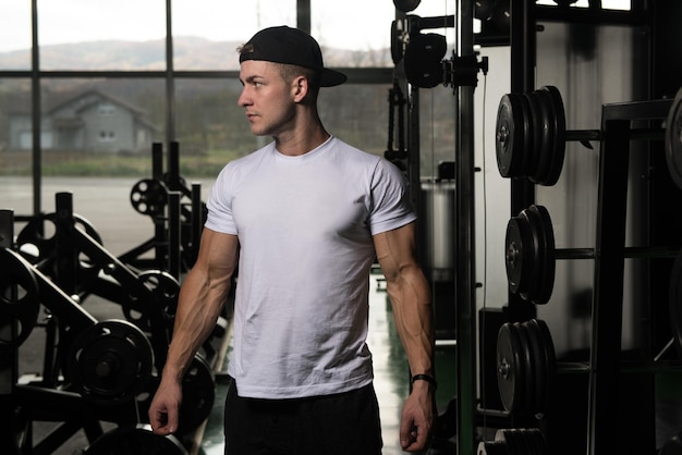 Photo portrait d'un homme musclé en short et t-shirt blanc posant