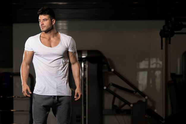 Portrait d'homme musclé en t-shirt blanc