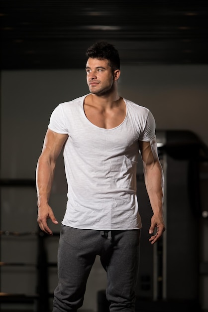 Portrait d'homme musclé en t-shirt blanc