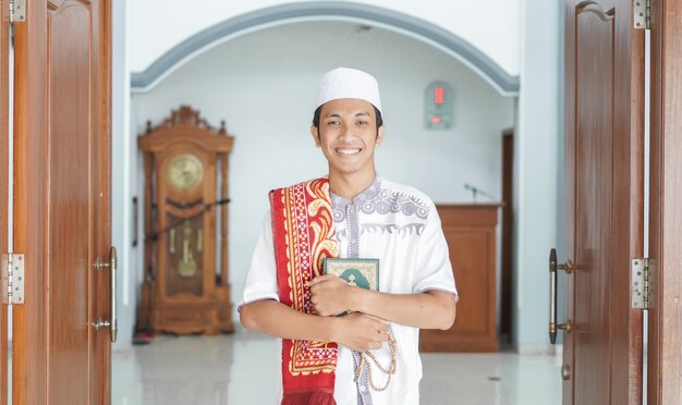 Un portrait d'un homme musulman asiatique élégant à la mosquée, après sholat