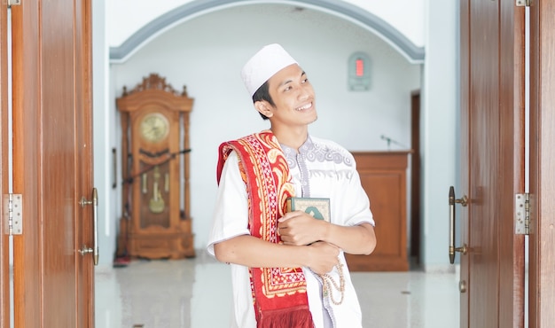 Un portrait d'un homme musulman asiatique élégant à la mosquée, après sholat