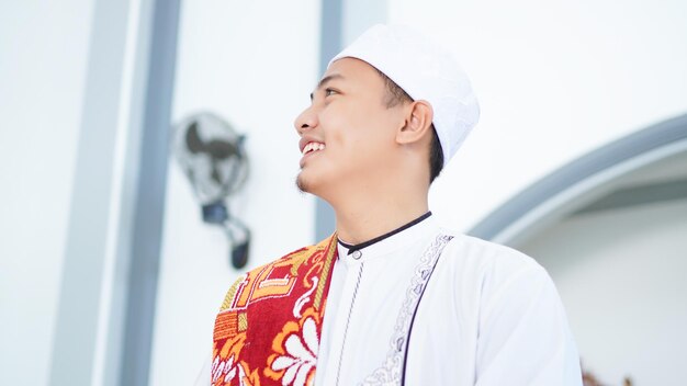 Un portrait d'un homme musulman asiatique élégant à la mosquée, après sholat