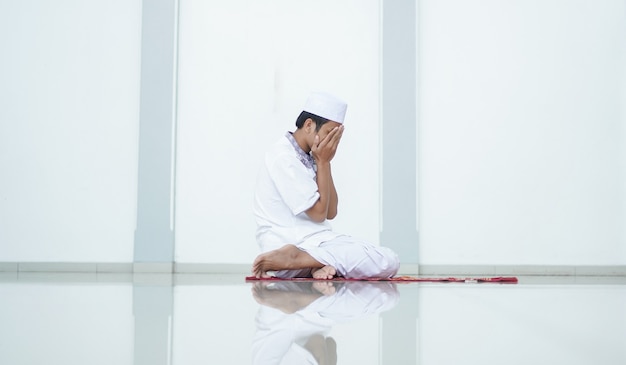 Un Portrait D'un Homme Musulman Asiatique Prier à La Mosquée, Le Nom De Prier Est Sholat, Ce Qui Concerne La Fin De Sholat