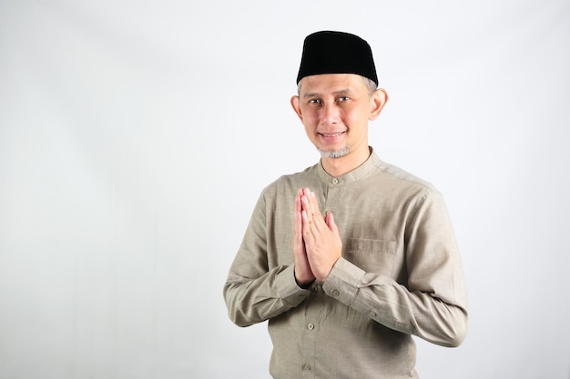 Portrait d'un homme musulman asiatique avec des salutations et des gestes de bienvenue visage souriant