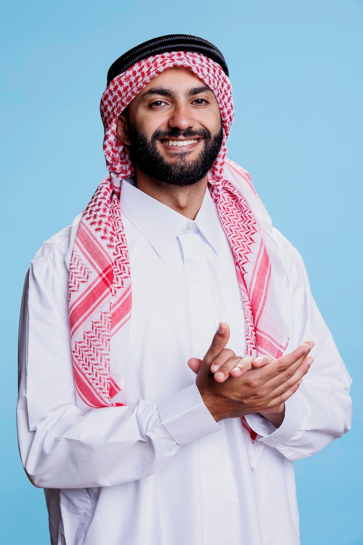 Photo portrait d'un homme musulman qui applaudit