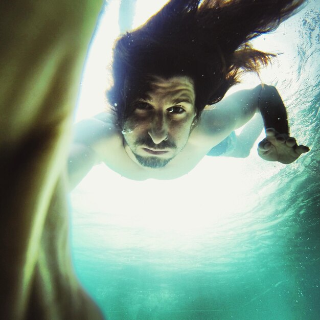 Photo portrait d'un homme nageant dans la mer