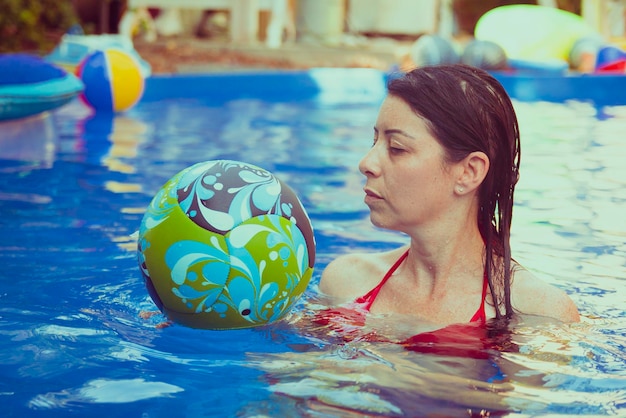 Portrait d'un homme nageant dans une piscine