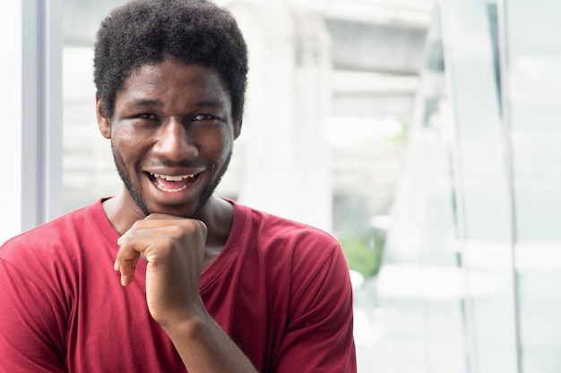 Portrait d'un homme noir africain fort et en bonne santé dans l'environnement de la ville Homme noir afro avec une expression de visage souriante et confiante