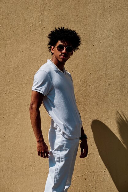 Portrait d'un homme noir dans la ville - concept de mode