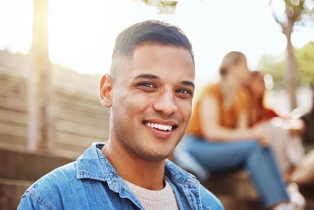 Portrait d'un homme noir et d'un étudiant sur le campus universitaire et détendez-vous lors d'une pause sourire et d'un homme jamaïcain décontracté et d'un universitaire à l'université confiant et branché avec bonheur éducation et études