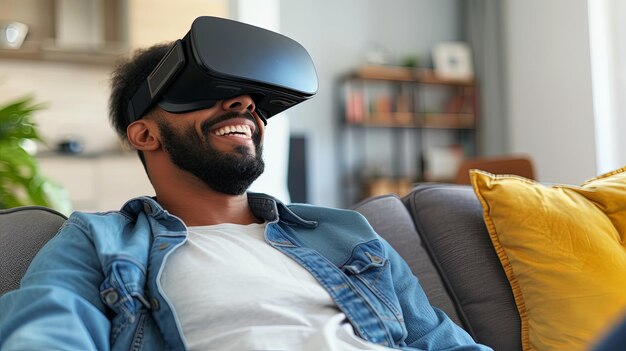 Portrait d'un homme noir portant des lunettes VR à la maison