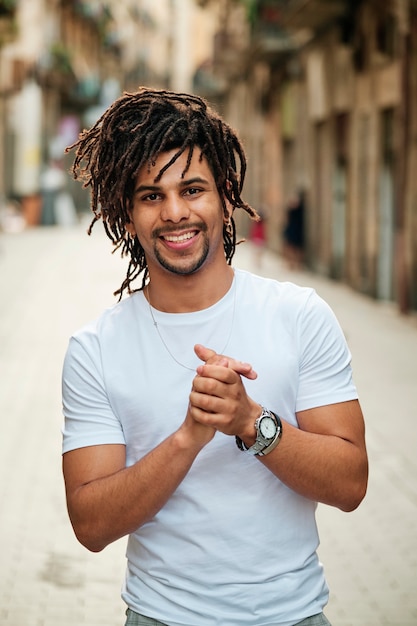 Photo portrait d'un homme noir avec style de vie concept dreadlocks