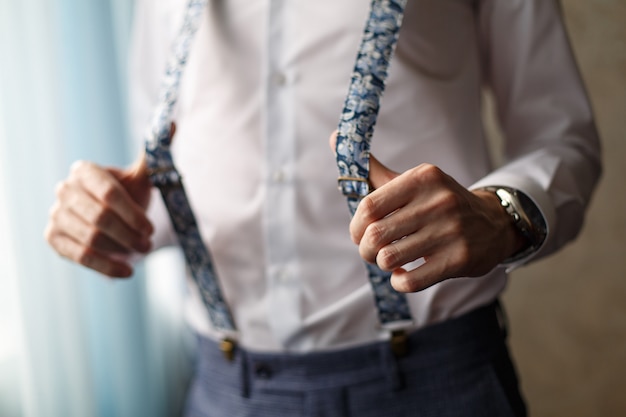 portrait d'un homme en pantalon avec bretelles