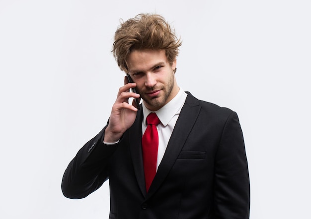 Portrait d'homme parlant au téléphone isolé.