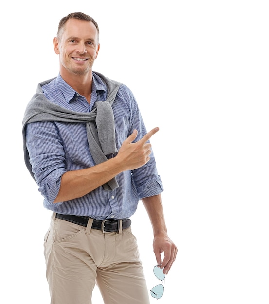 Portrait d'homme et pointage pour le placement de produit debout isolé sur un fond de studio blanc Heureux homme avec un sourire montrant un geste ou un doigt pointé en se présentant pour une publicité sur une maquette