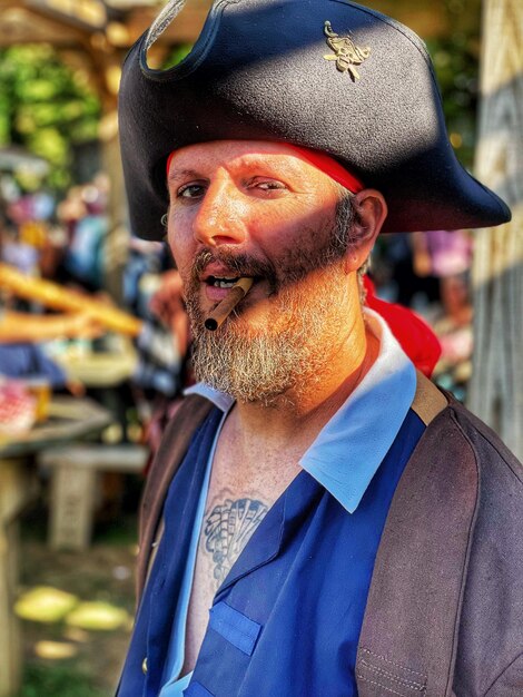 Photo portrait d'un homme portant un chapeau debout à l'extérieur