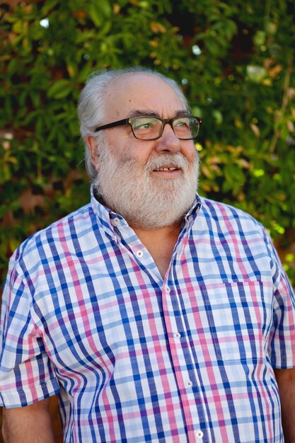 Photo portrait d'un homme portant un chapeau debout à l'extérieur