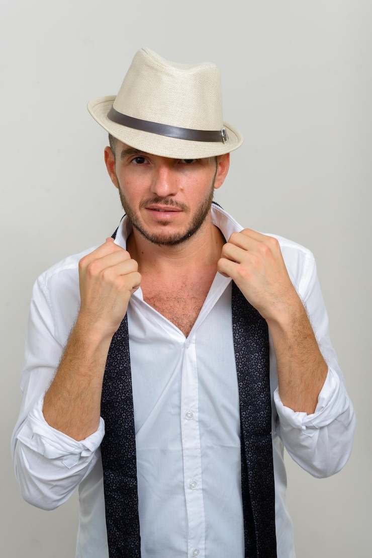 Photo portrait d'un homme portant un chapeau sur un fond blanc