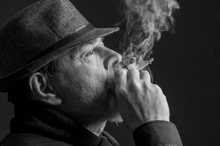 Photo portrait d'un homme portant un chapeau sur un fond noir