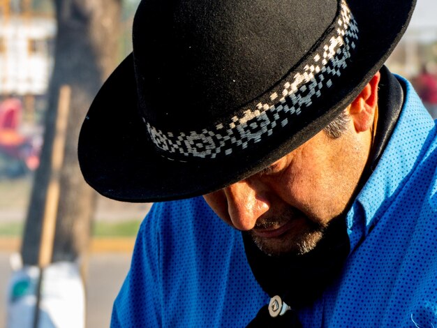 Photo portrait d'un homme portant un chapeau