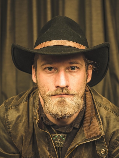 Photo portrait d'un homme portant un chapeau