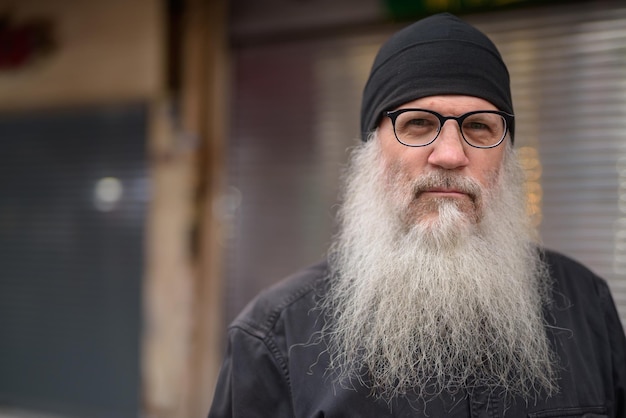 Portrait d'un homme portant un chapeau