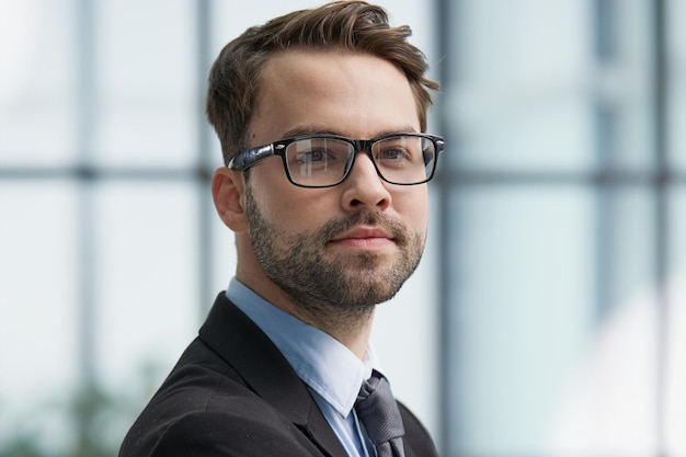 Portrait homme portant des lunettes et regardant la caméra à l'intérieur