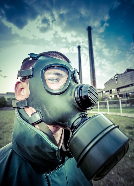 Photo portrait d'un homme portant des lunettes de soleil contre le ciel