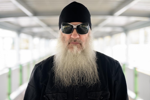 Photo portrait d'un homme portant des lunettes de soleil