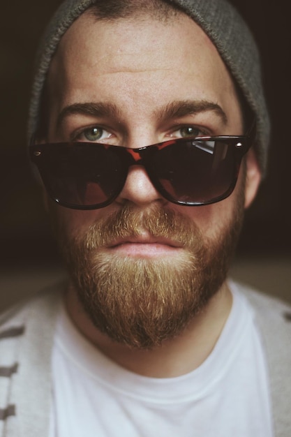 Photo portrait d'un homme portant des lunettes de soleil