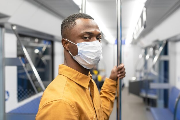 Portrait d'un homme portant un masque médical dans les transports en commun