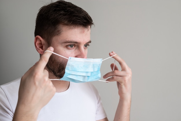 Photo portrait d'un homme portant un masque médical