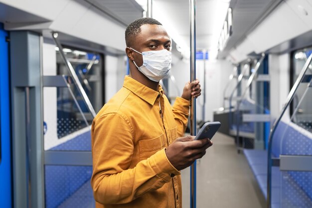 Portrait d'un homme portant un masque de protection dans un wagon de métro