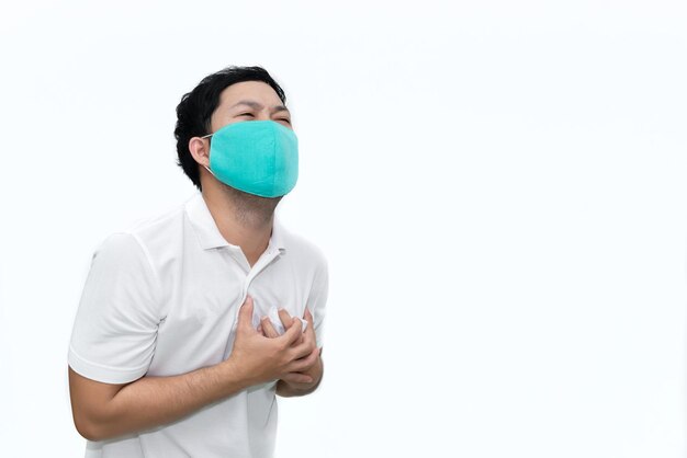 Portrait d'un homme portant un masque de protection sur fond blancPorter un masque facial pour prévenir la pandémie de COVID19 Coronavirustravailleur avec masque médical pour contrer et arrêter le coronavirus