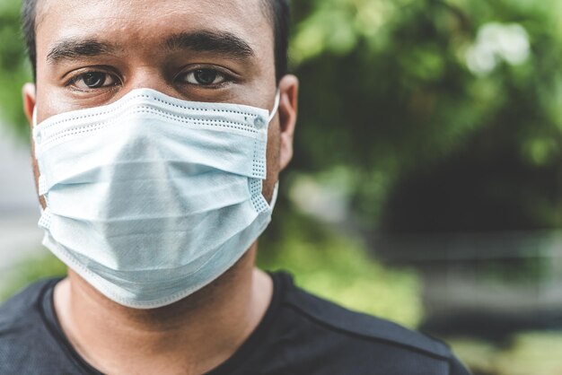 Photo portrait d'un homme portant un masque