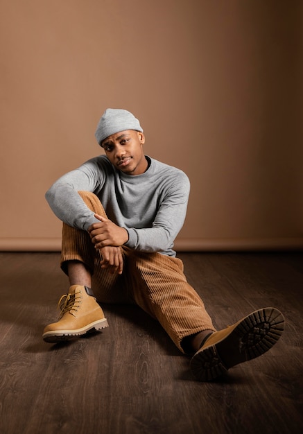 Portrait, homme, porter, casquette, reposer plancher