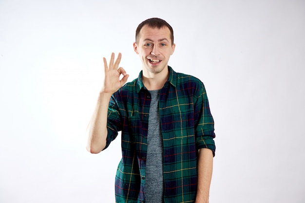 Portrait d'un homme posant en studio