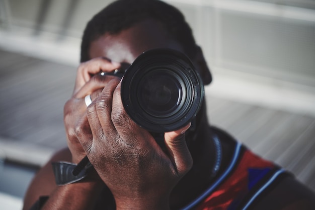 Portrait d'un homme prenant des photos en plein air
