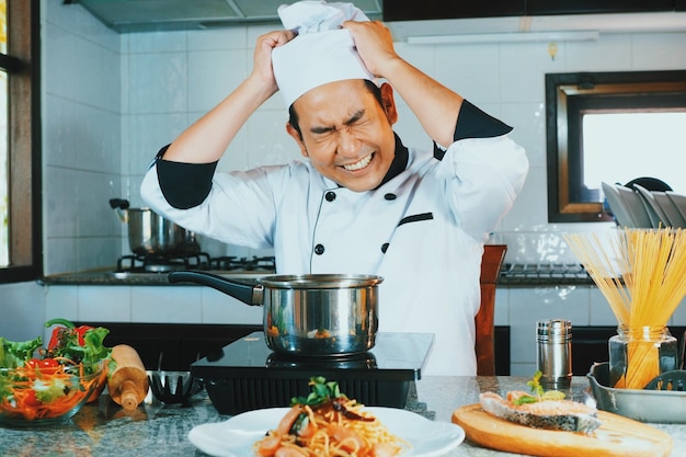 Portrait d'un homme préparant de la nourriture dans un restaurant