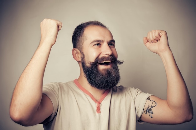 Photo portrait d'un homme qui crie et qui réussit