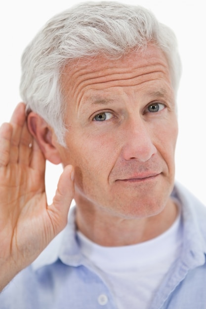 Photo portrait d'un homme qui donne l'oreille