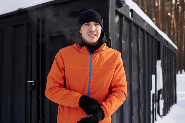 Portrait D'un Homme Qui S'étend Dans Le Parc Sur Une Belle Journée D'hiver Enneigée, Se Préparant à Courir