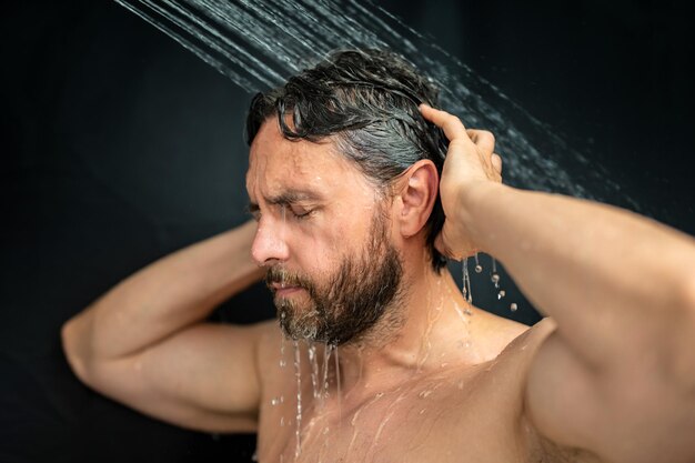 Portrait d'un homme qui se lave les cheveux avec du shampooing, qui prend une douche, qui se lave ses cheveux avec du Shampoo, qui se laver les cheveux.